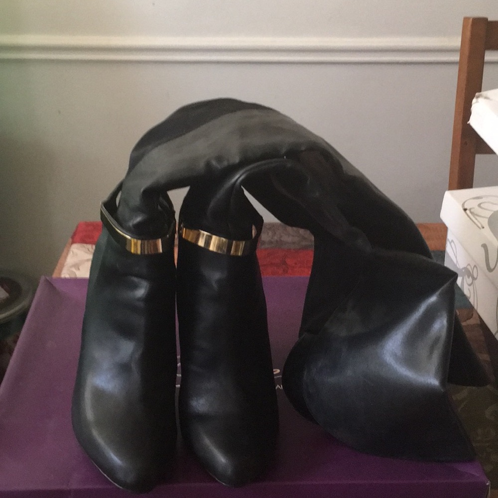 Selling black boots used.....FERGIE